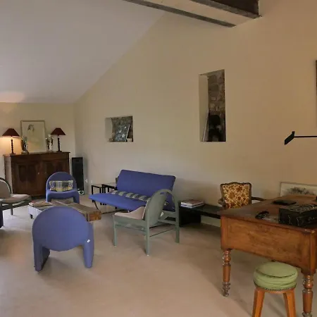 Domaine Des Pierres Rouges Vila